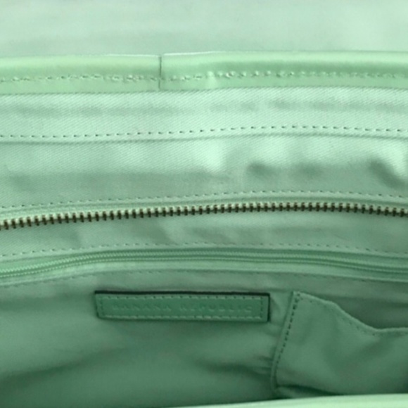 Vintage Banana Republic Pastel Green Genuine Leather Spacious Purse - Picture 2 of 4
